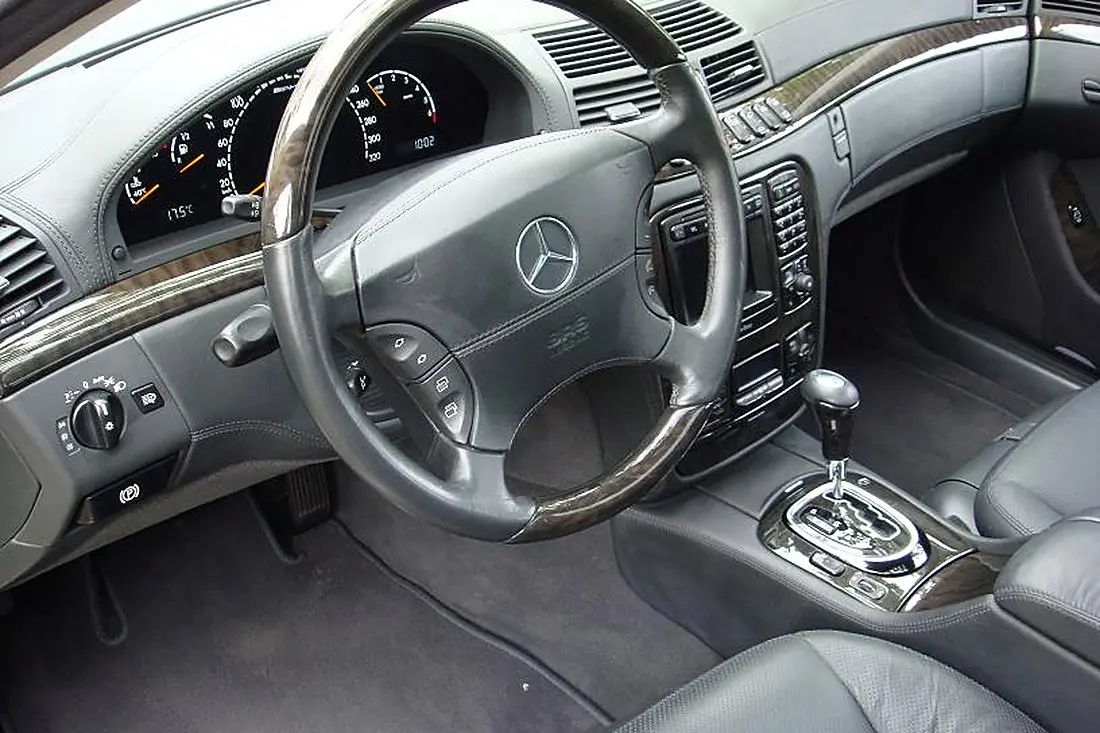 Poste de conduite Mercedes S 55 AMG W220 : volant bois et cuir, compteurs
