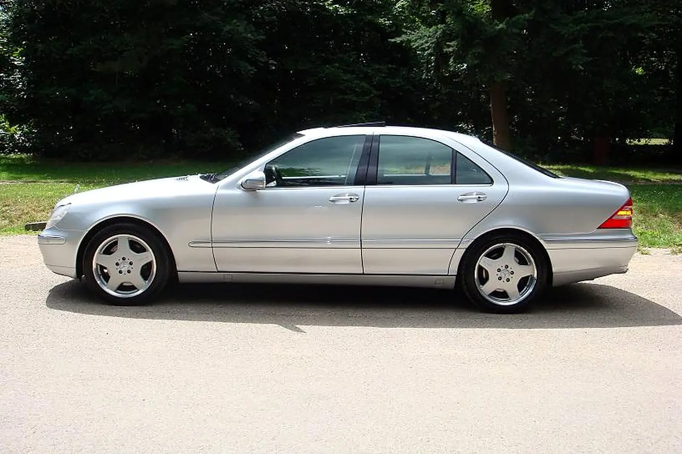 Mercedes S 55 AMG W220 gris argent de profil, jantes AMG