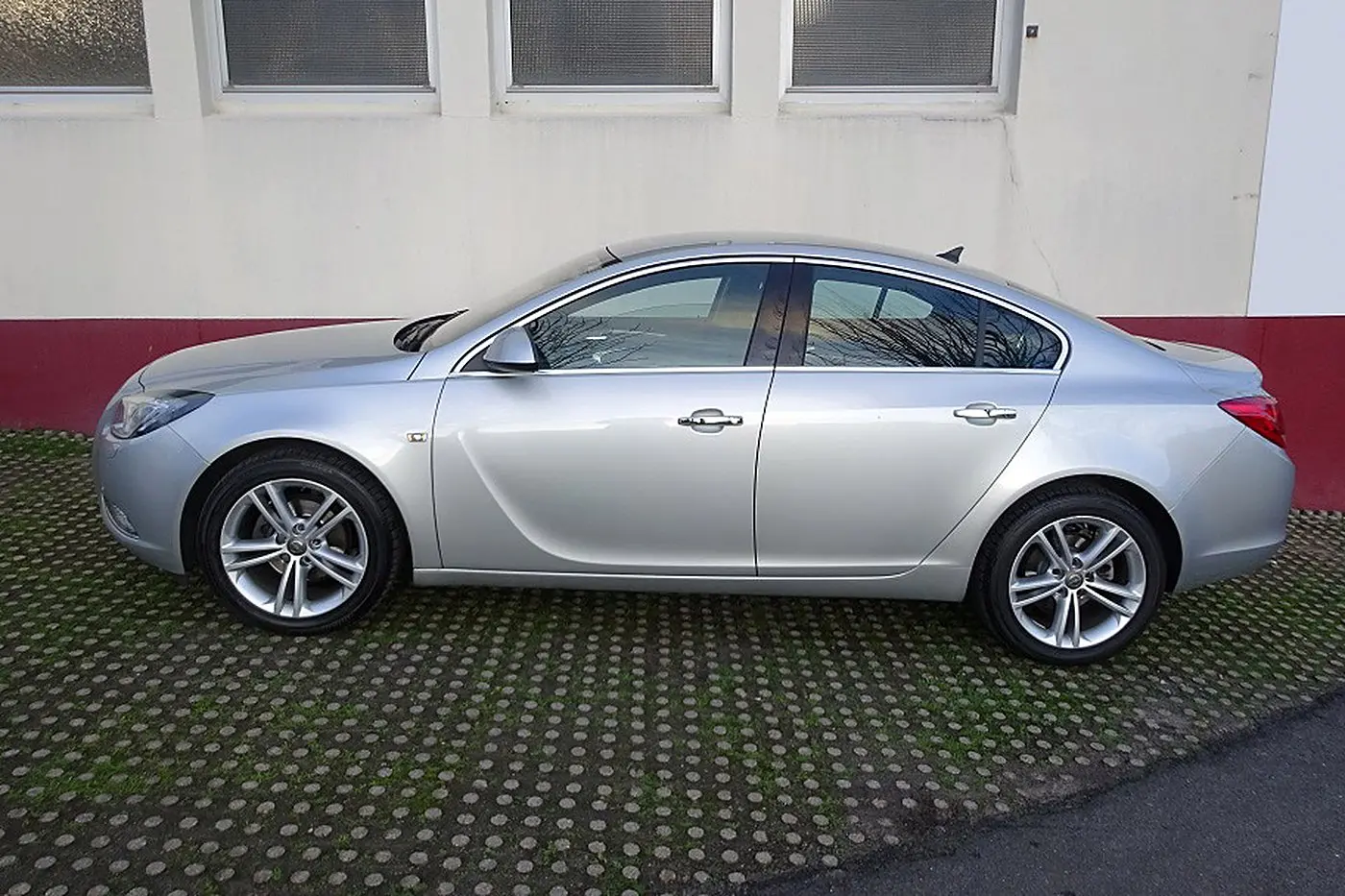 Opel Insignia gris argent de profil